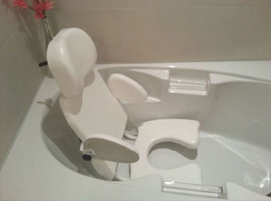 In tub bath positioning bench with tilt